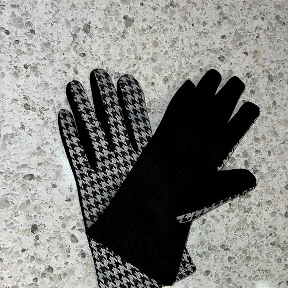 Houndstooth Women’s Glove - Picture 2 of 3